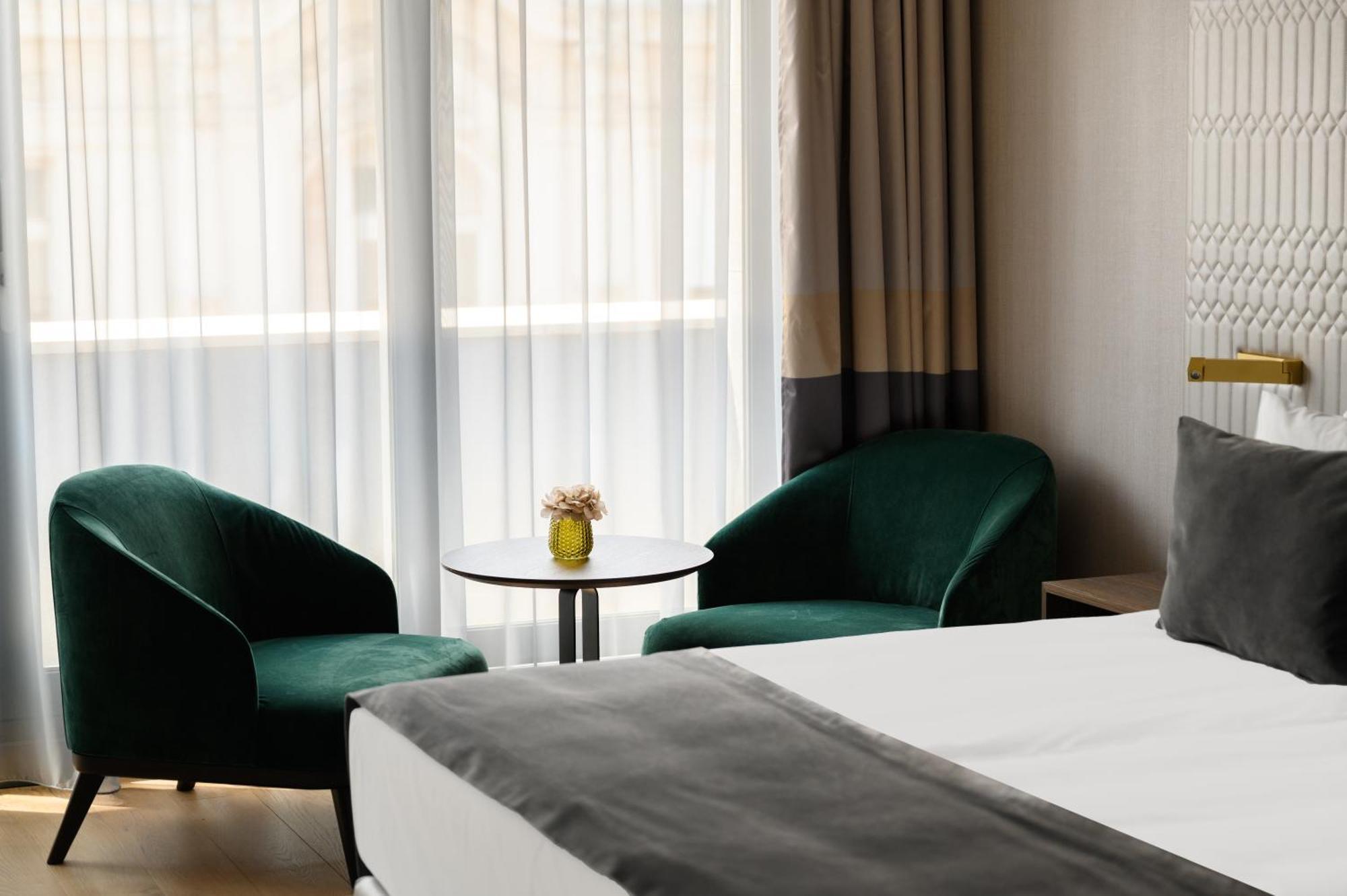 Emerald Hotel By Continental Group — Photos 1